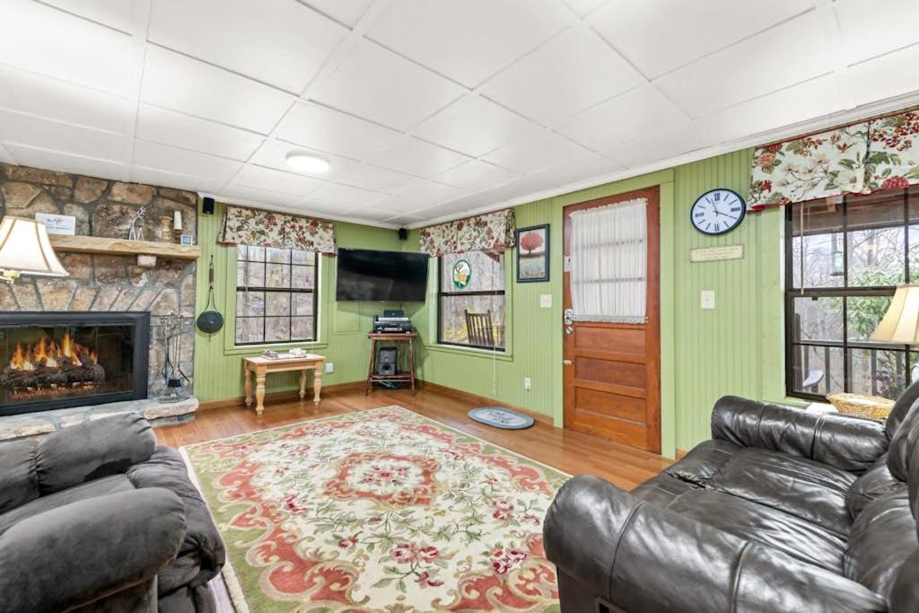Hidden Creek Cabin - Bed and Breakfast Franklin