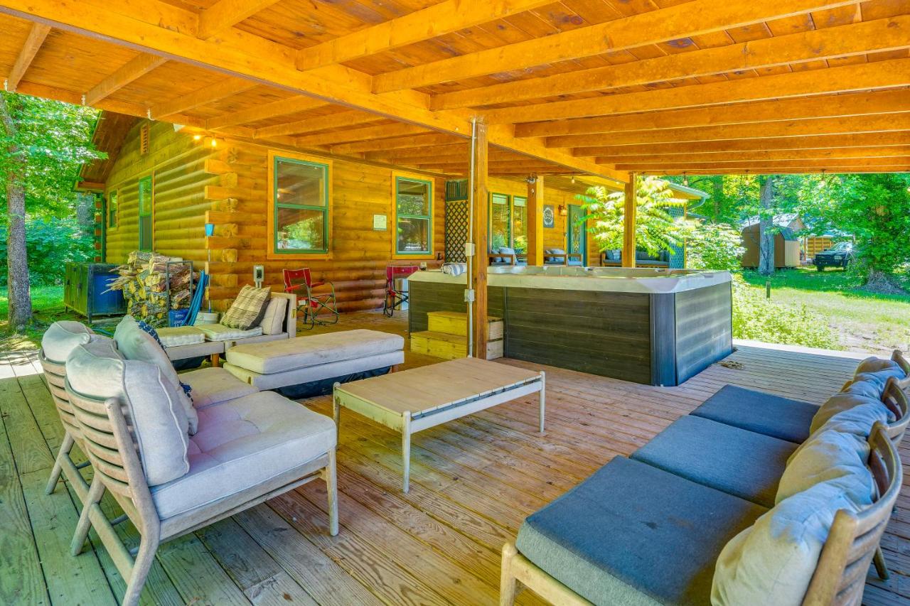 Creekside Smokies Log Cabin w/ Hot Tub & Game Room - Bed and Breakfast Gatlinburg