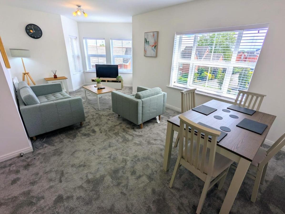 2 Bedroom Modern Apartment With Private Parking - Ferienwohnung Nantwich