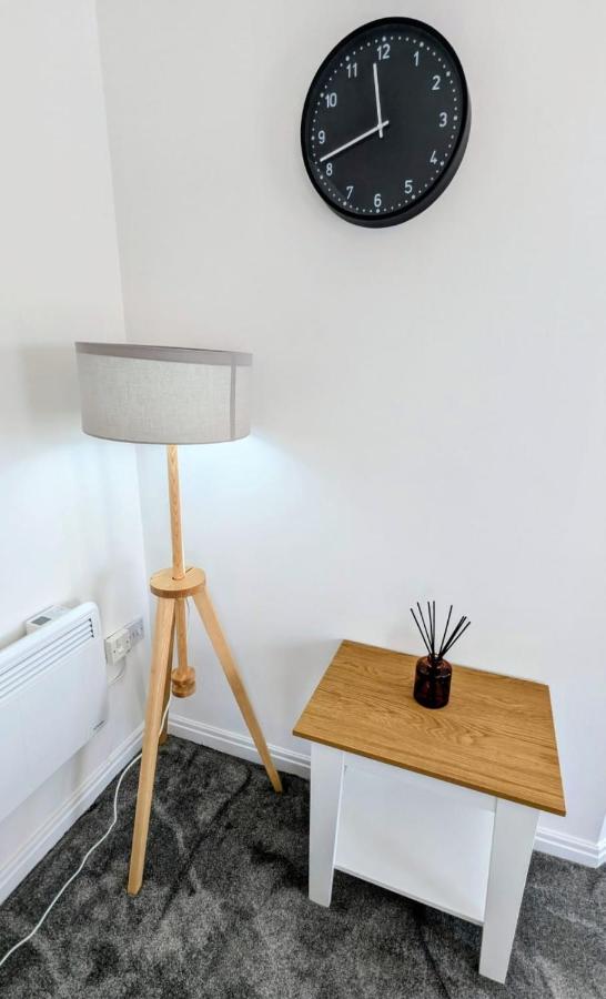 2 Bedroom Modern Apartment With Private Parking - Ferienwohnung Nantwich