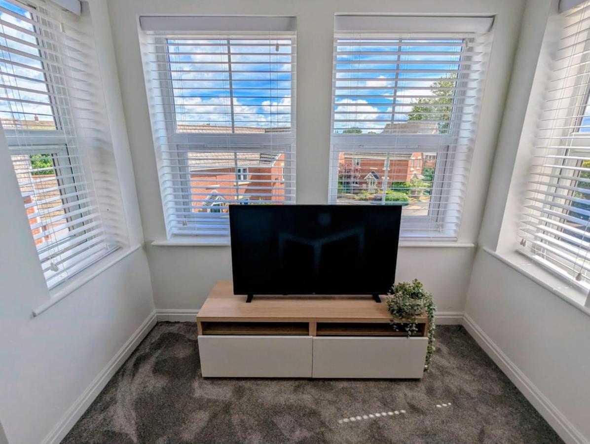 2 Bedroom Modern Apartment With Private Parking - Ferienwohnung Nantwich