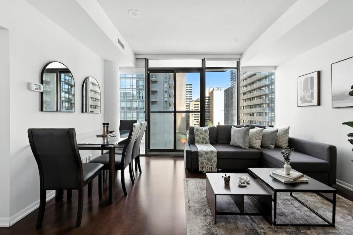 Downtown Financial District Gem Sleeps 5 55 TV - B&B Toronto