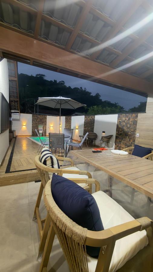 Casa em Massaguaçu em condomínio com piscina, Playground e mesa de bilhar - B&B Caraguatatuba