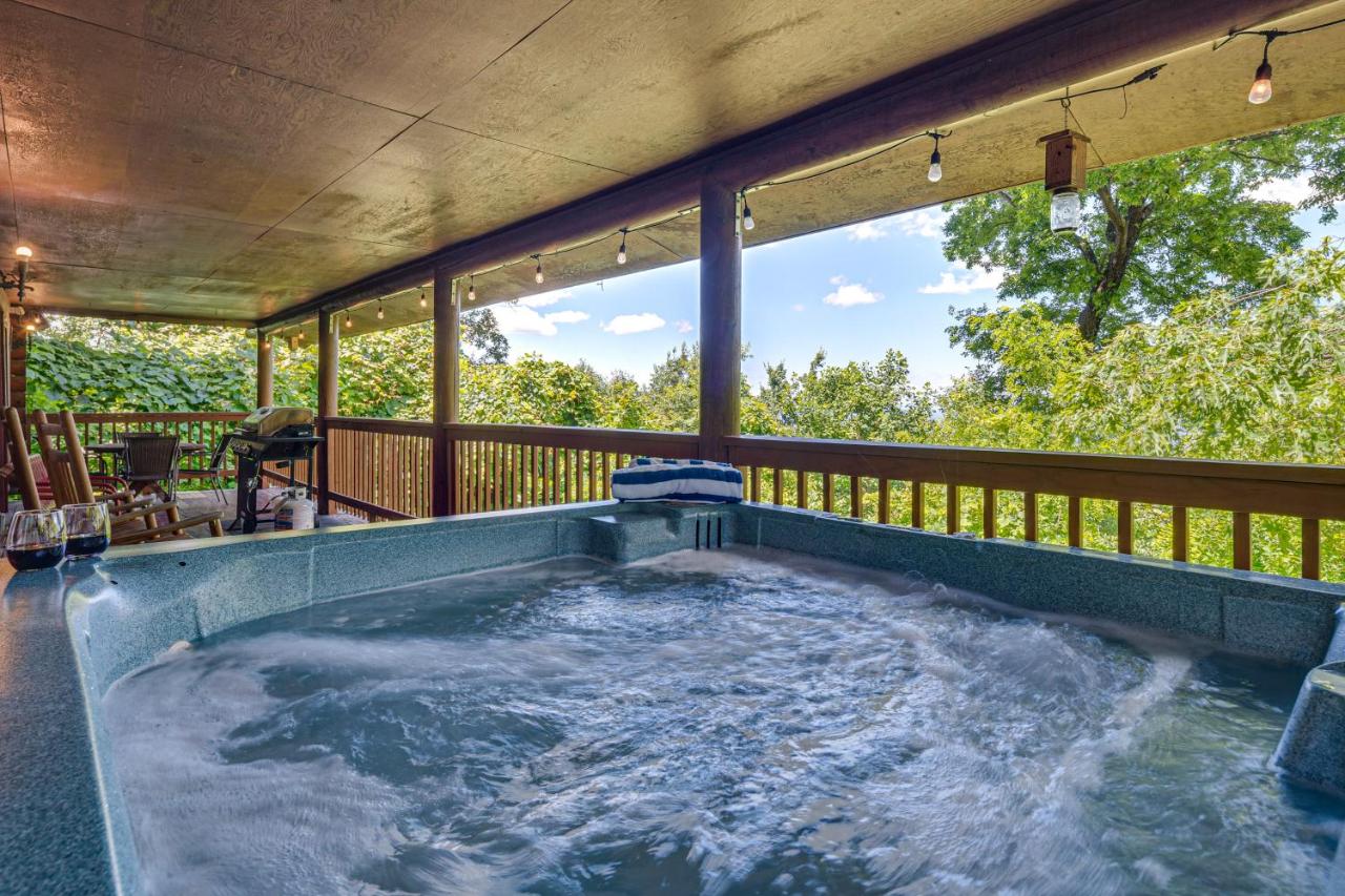 2 Mi to Ober Mtn: Hot Tub & Deck at Cozy Cabin! - Bed and Breakfast Gatlinburg