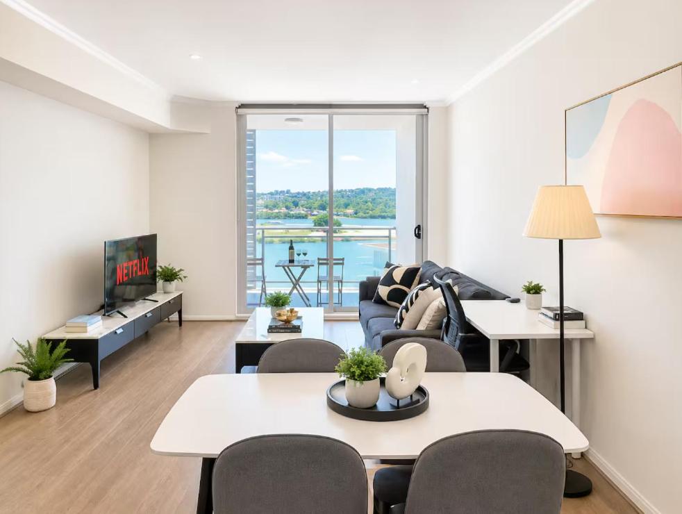 Rhodes 2BR with Water View & Parking - B&B Sydney