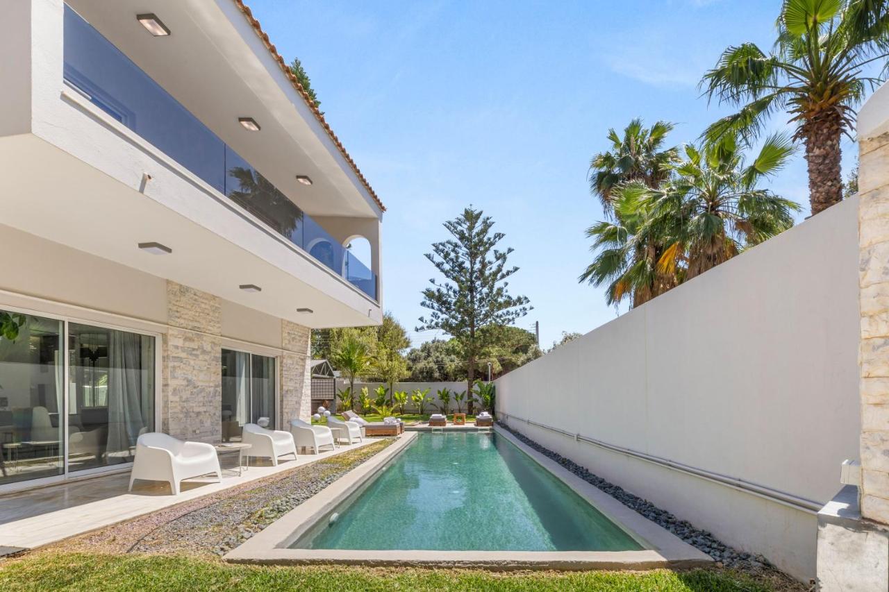 Luxury Villa with Pool, BBQ & Garden in Vouliagmeni - B&B Atene