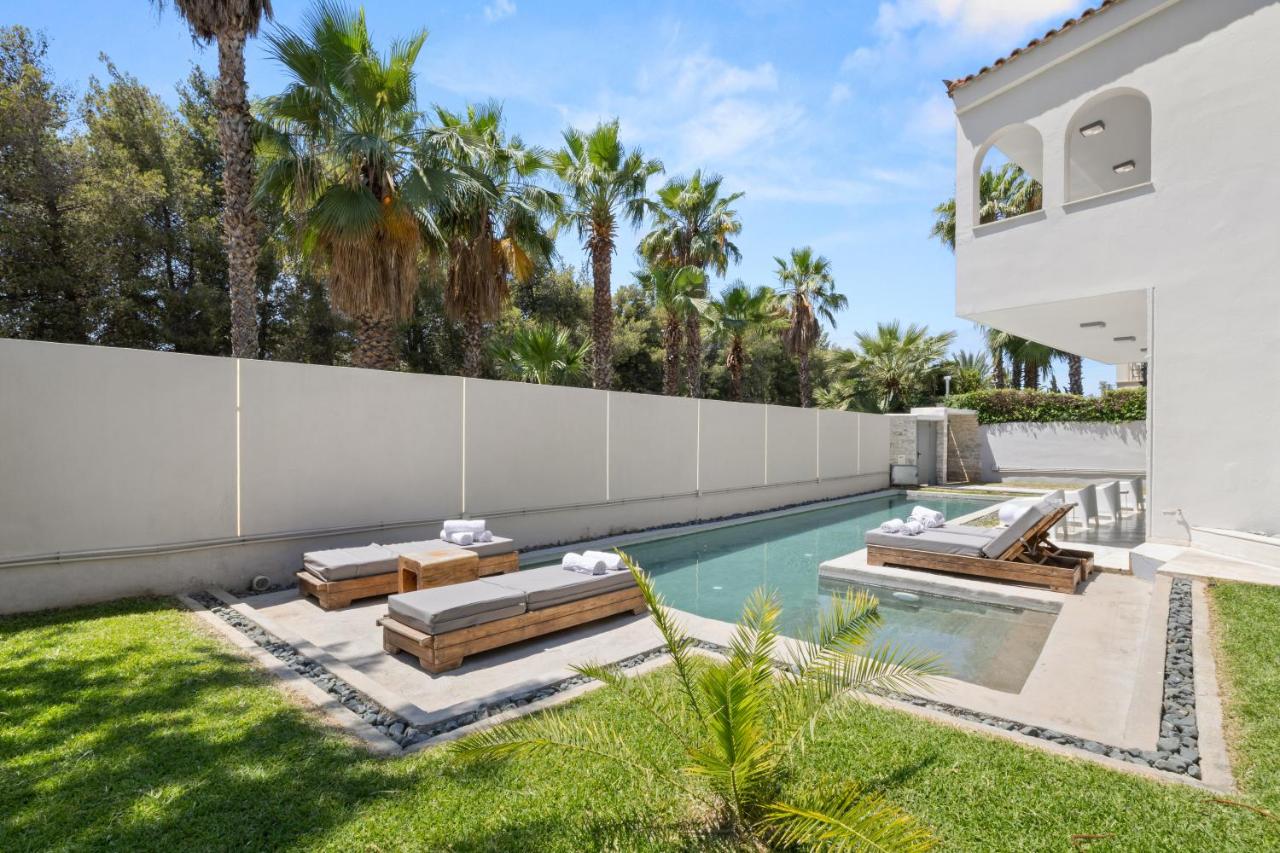 Luxury Villa with Pool, BBQ & Garden in Vouliagmeni - B&B Atene