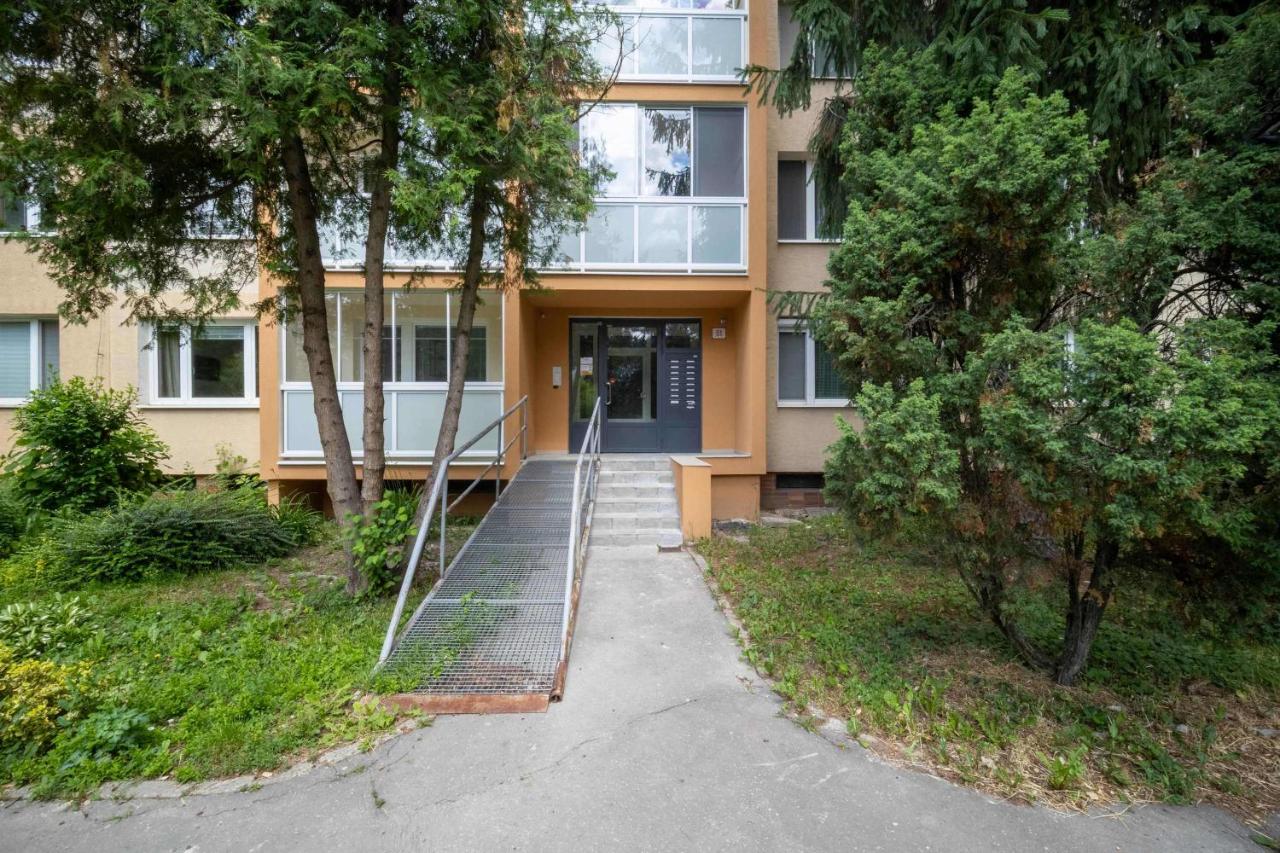 Elegant Studio with Balcony - 30 min from Centre - B&B Košice