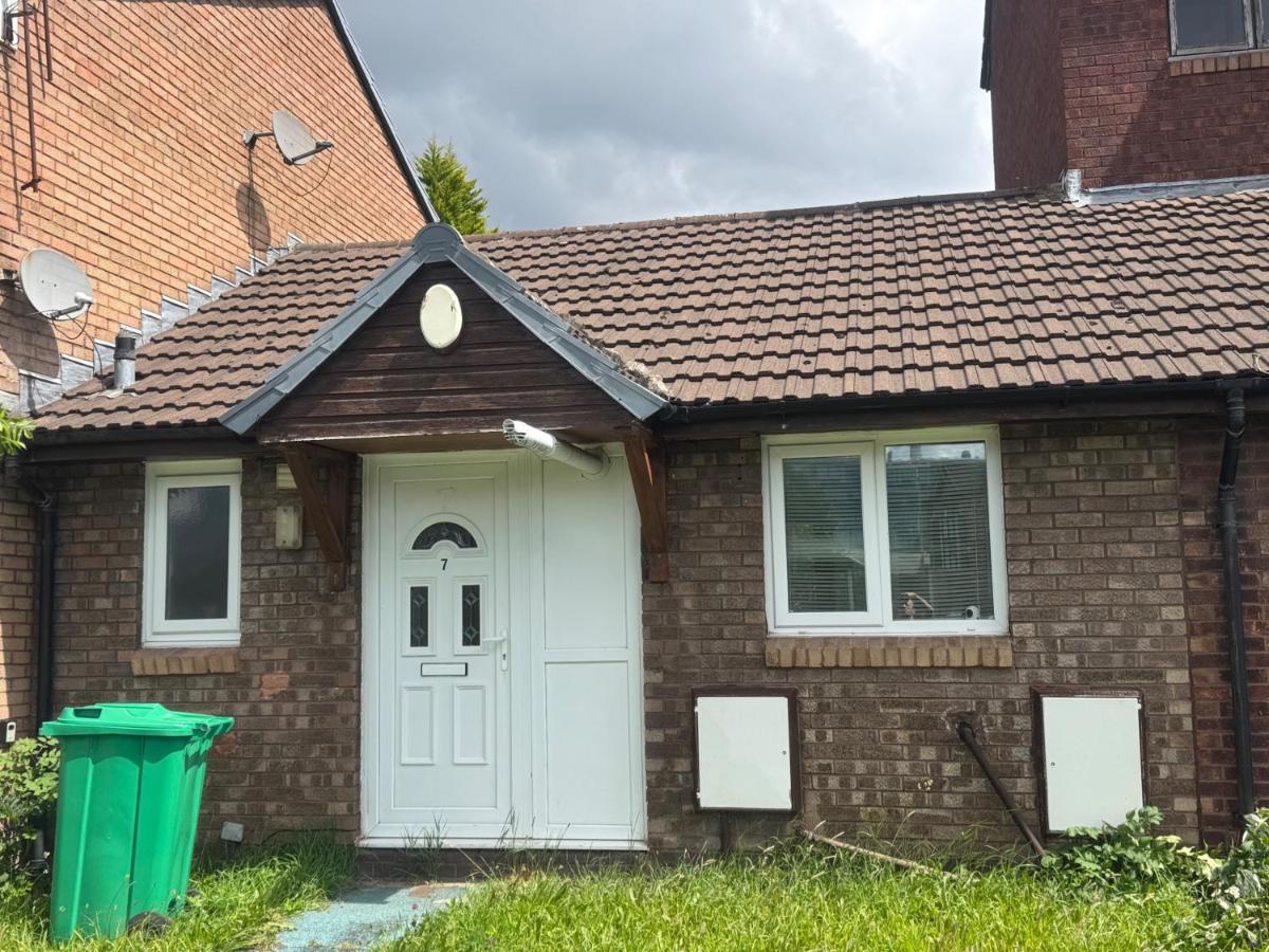 Bungalow Sleeps 4 with Free Parking and Garden - B&B Manchester