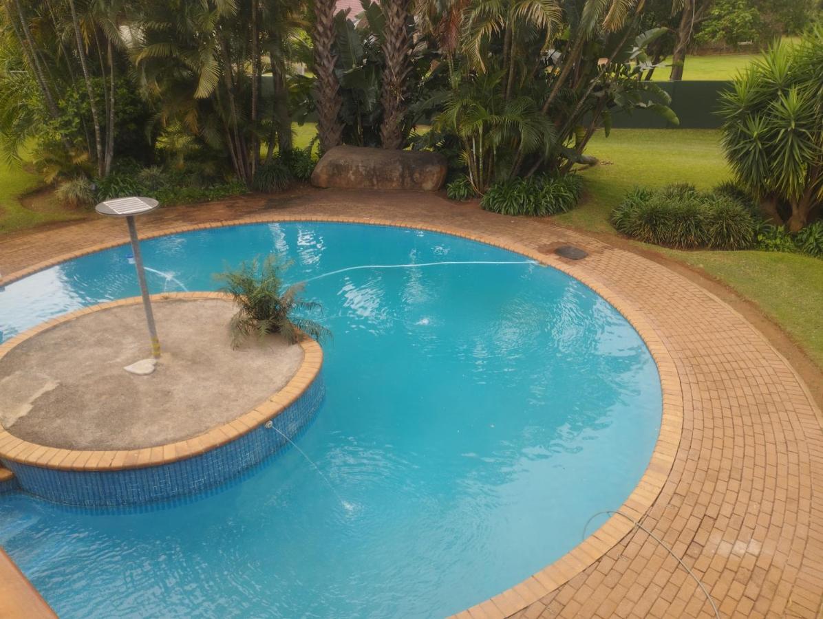 Nguni Gaste Huis - Bed and Breakfast Mooinooi