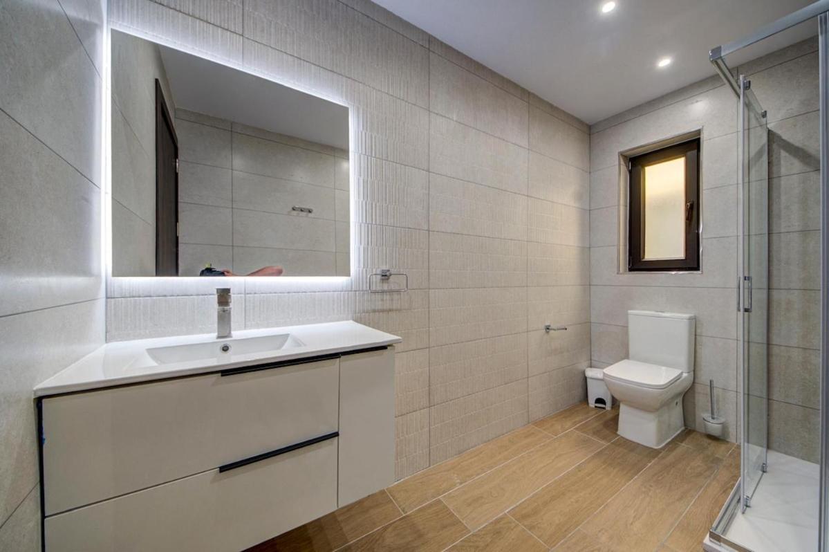 2 BR, Terrace & Side sea Views, 3 Min to Beach - Bed and Breakfast Sliema