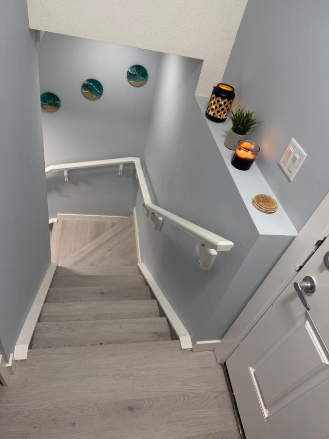 Entire 2BR Suite 12 min to Airport - Bed and Breakfast Calgary