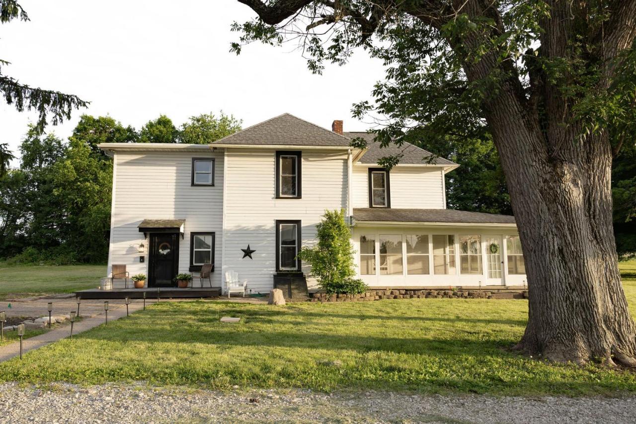 Peaceful 4 Bed Historic Farmhouse in Lancaster Min to Hocking hills! Sleeps 10 - Chambres d'hôtes Lancaster