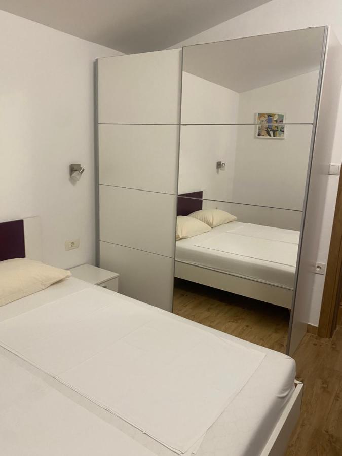 Apartman Arijana s pogledom na more za 6 osoba - Chambres d'hôtes Pakoštane