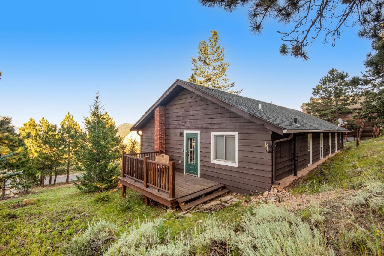 Pet Friendly! Historic cabin with an amazing mountain view, gas fireplace, two decks, & WiFi - Chambres d'hôtes Estes Park