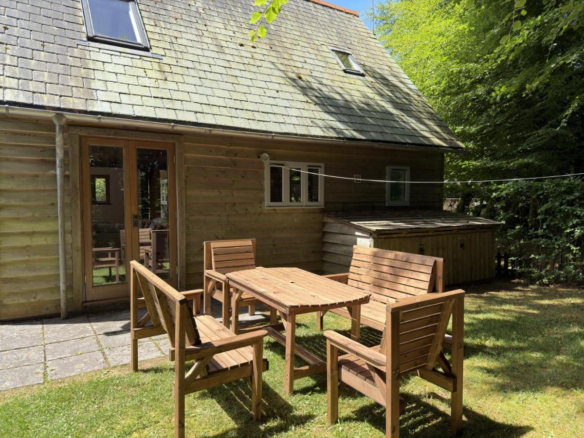 Cabin Sleeps 6 with Parking and Patio - B&B Davidstow