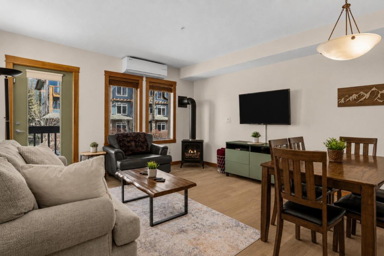 Pines & Peaks - 2 Bedroom Condo with Mountain Views - Pool & Hot Tubs - Ferienwohnung Canmore