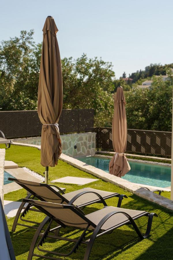 Malou and Charma Villas - B&B Sývota
