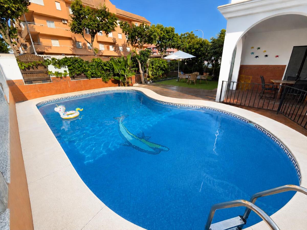 Chalet con piscina privada en La Laguna, Chipiona - B&B Chipiona