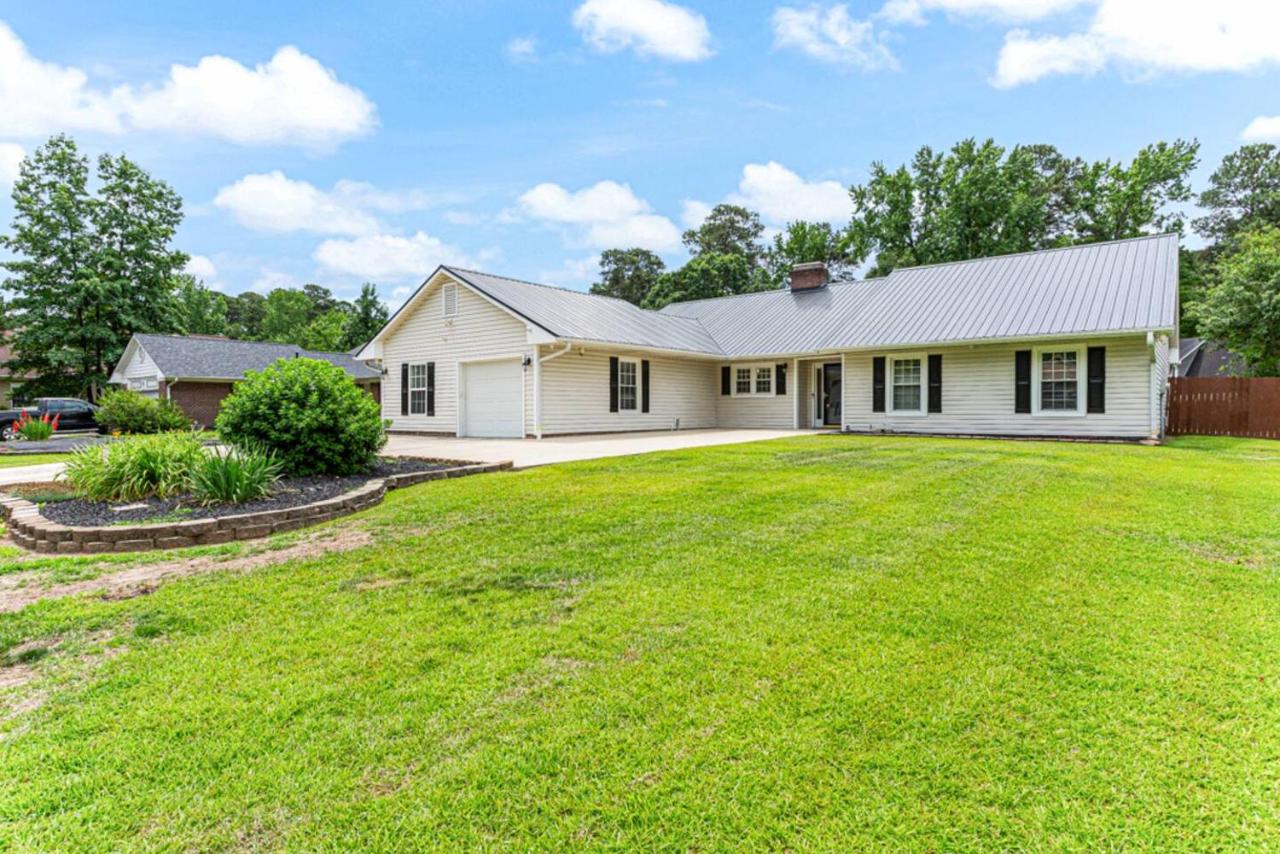 Sugar Cane Ranch: Private Pool, Yard & Near Bragg - B&B Fayetteville