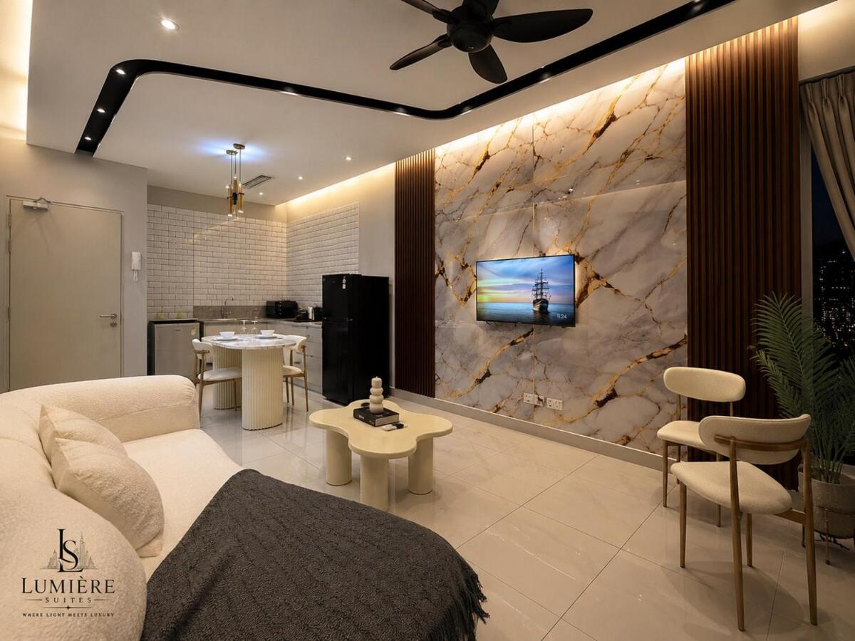 Apartment in Seri Kembangan - Near MRT, Pool & Free Parking - Bed and Breakfast Serdang