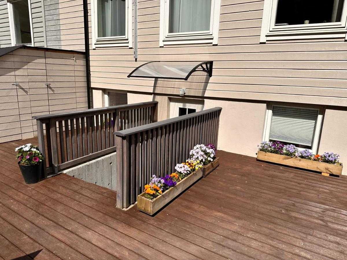 Free parking Apartment is located on a semi basement floor, with a warm floor - Chambres d'hôtes Ålesund