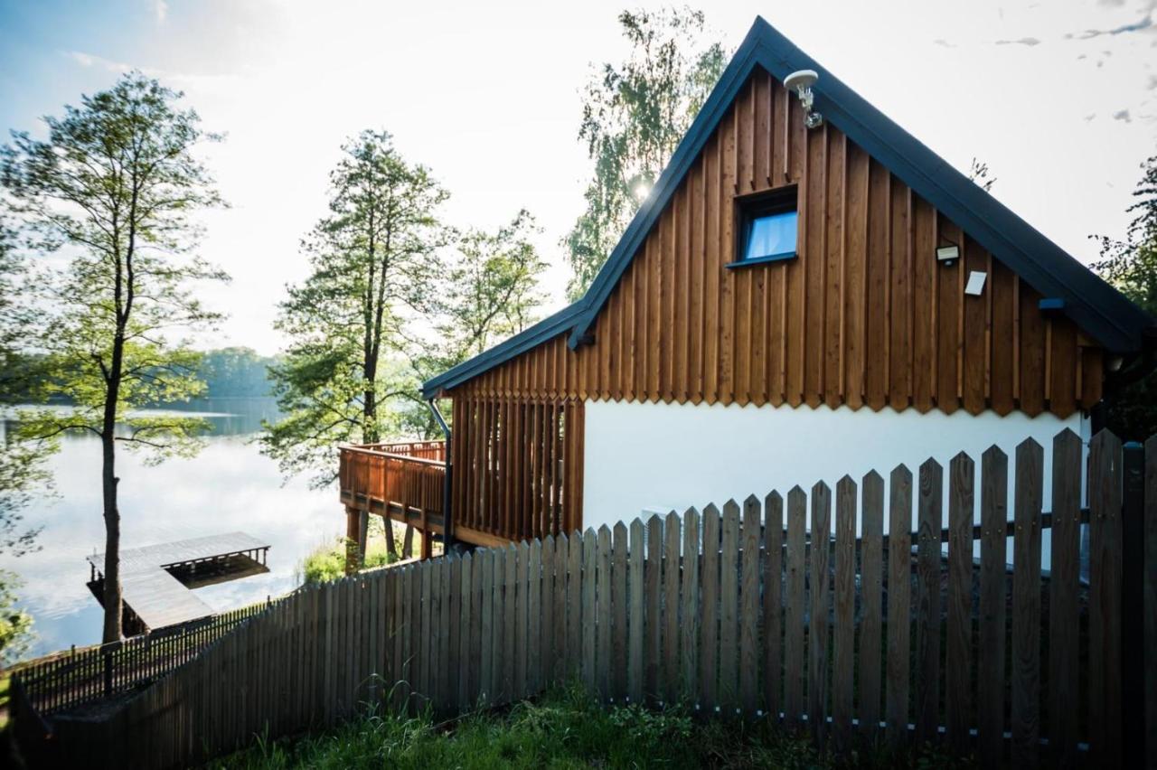 Domek nad jeziorem z jacuzzi ROMANTICA - Bed and Breakfast Wilamowo