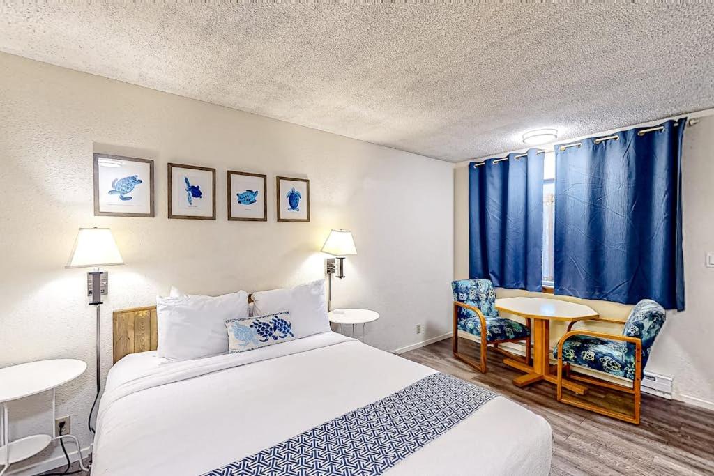 Retro-chic beach room with fast WiFI - walk to Old Town shops & eateries - B&B Bandon