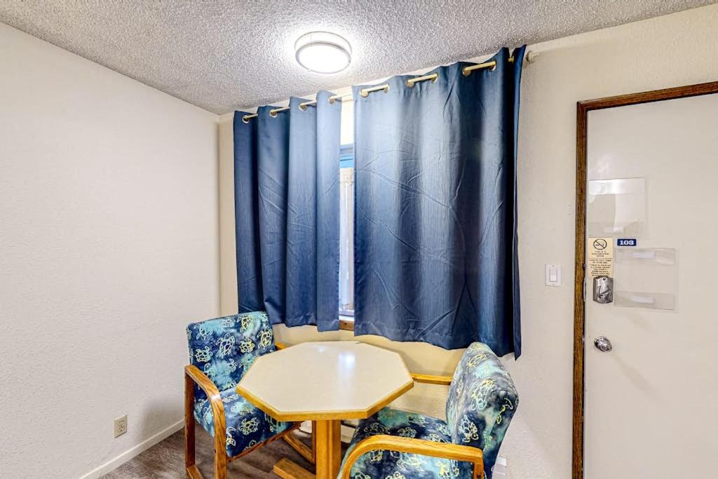 Retro-chic beach room with fast WiFI - walk to Old Town shops & eateries - B&B Bandon