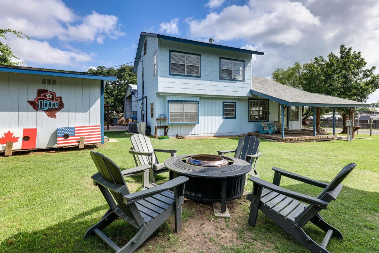 Lake LBJ Home: Putting Green, Pavilion & Fire Pit - Chambres d'hôtes Kingsland