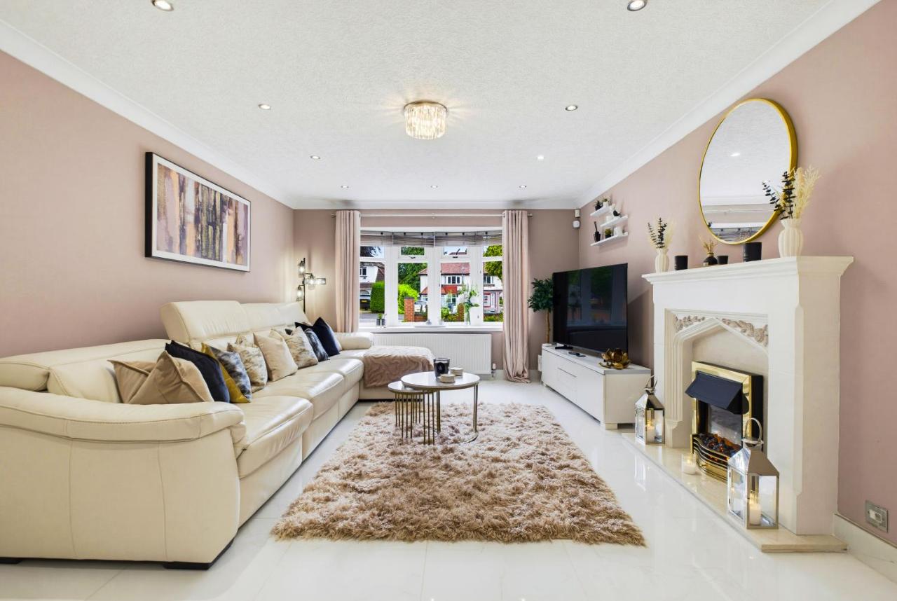 Spacious 4BR with Parking for Groups & Contractors - B&B Solihull
