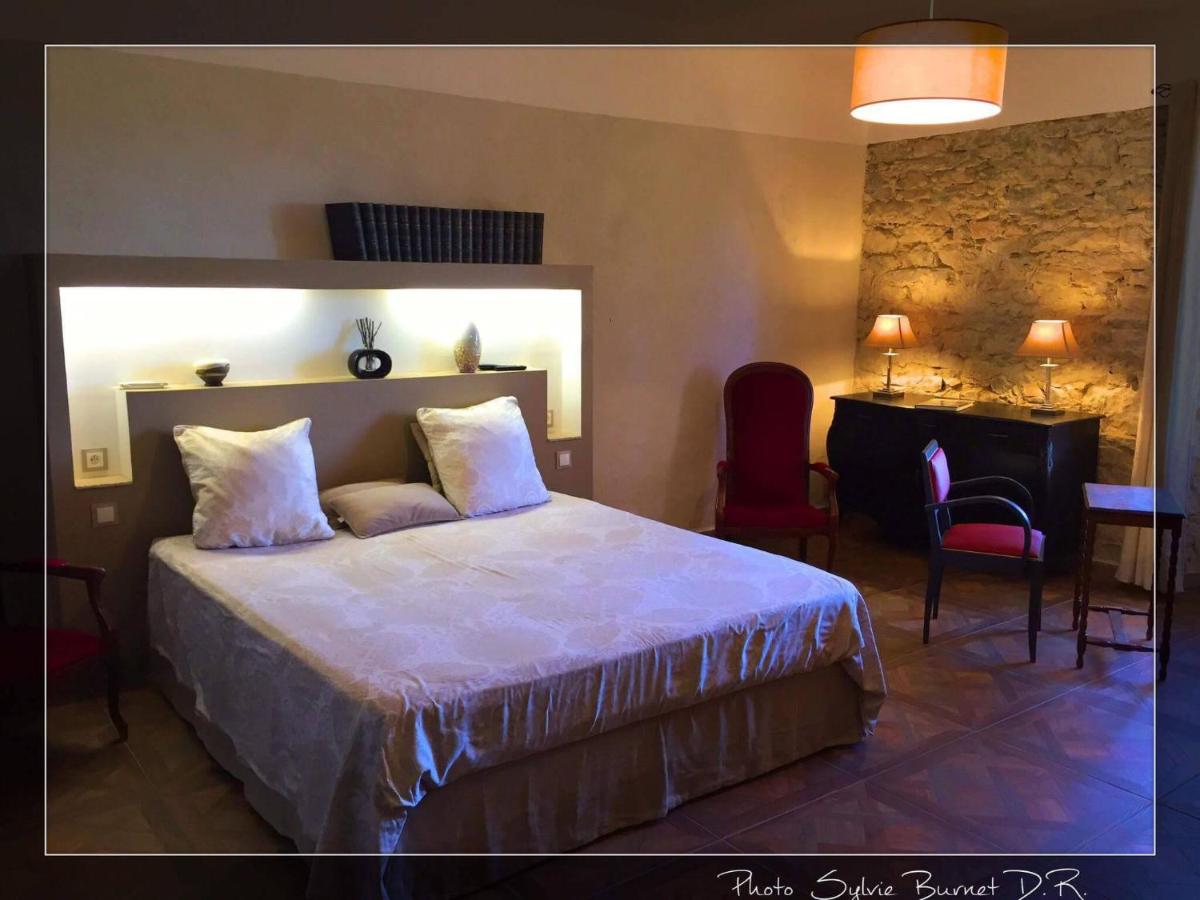 Zimmer mit Kingsize-Bett und Poolblick