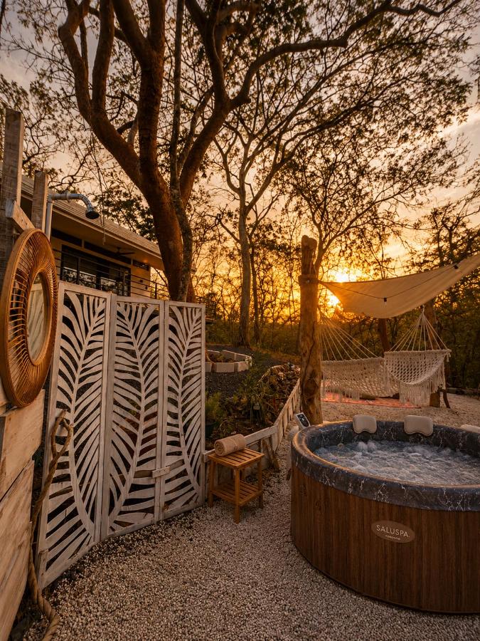 Casa Jungle Escape with private hot tub Near the Beach - Chambres d'hôtes Nuevo Colón