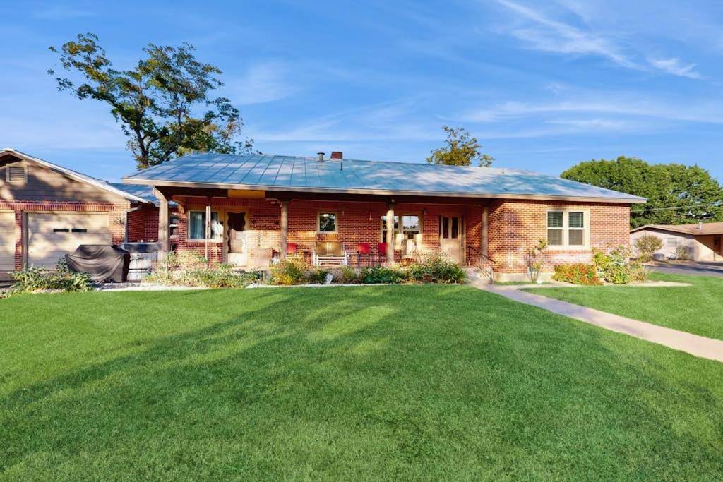 Charming, Dog-Friendly Home with Patio, Grill, & Parking - Close to Town - Ferienwohnung Fredericksburg