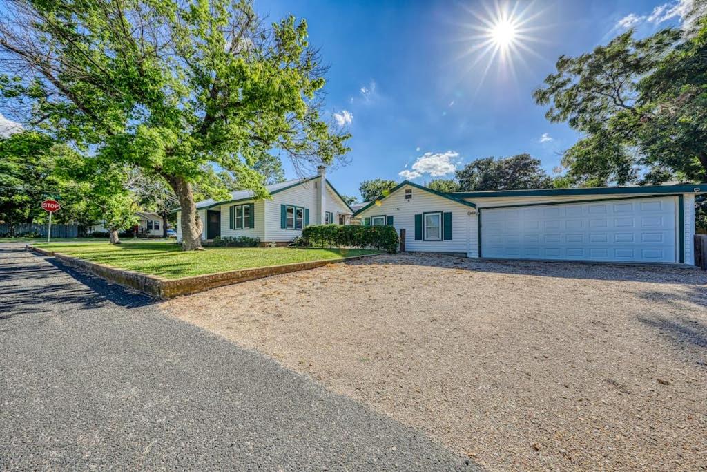 Dog-Friendly Home with Pergola, Free WiFi & Full Kitchen - Chambres d'hôtes Fredericksburg