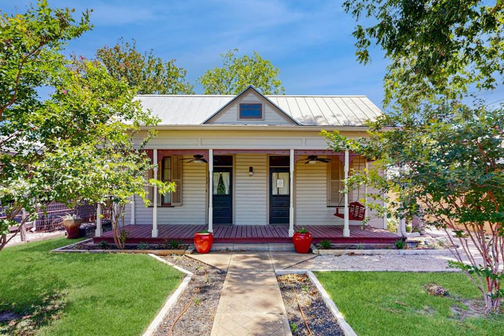 Peaceful Home Right Near Downtown - Walk Everywhere, 2 Dogs Welcome - Chambres d'hôtes Fredericksburg