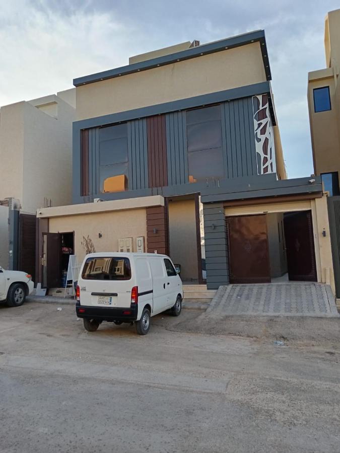 فيلا مكونة من 3 غرف نوم و مجلس و صالة و مطبخ وغرفة عاملة و مسبح تفتح الغرف حسب عدد النزلاء - Chambres d'hôtes Riyad