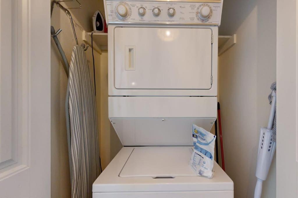 Hill Country Corner Condo at The Waters - Central AC, Lake Views & Pool - Ferienwohnung Horseshoe Bay