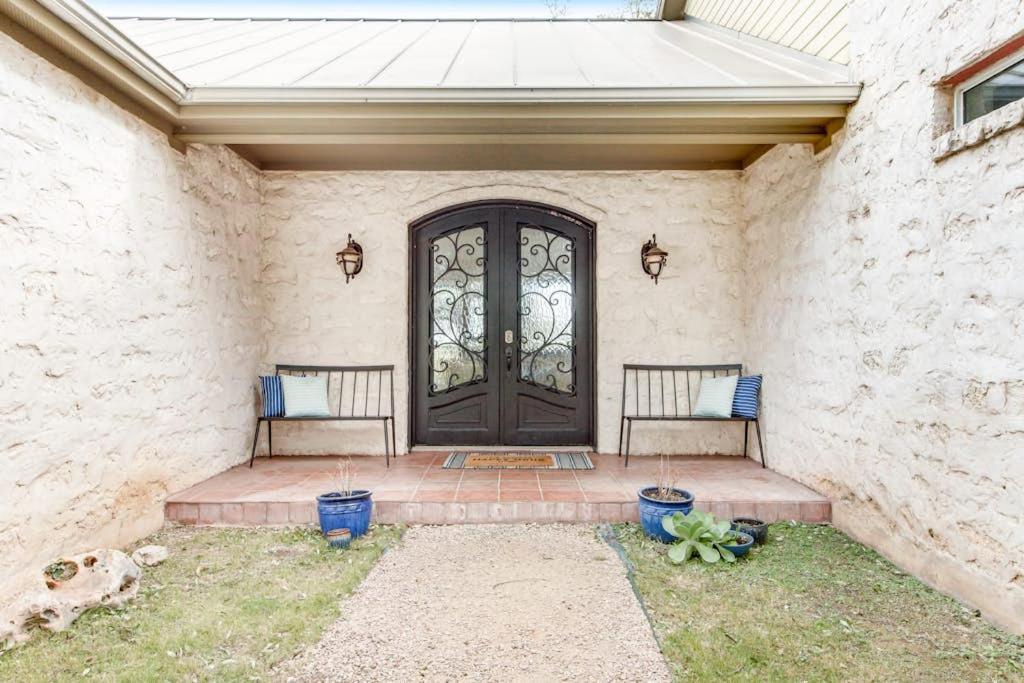 Natural Cliffside Oasis with Impressive Views, Gas Fireplace and Dock - Chambres d'hôtes Spicewood