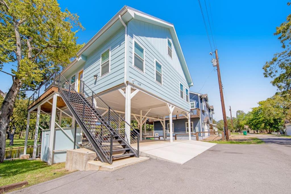 Lakefront Dog-Friendly Home with Kayaks, SUP's, Huge Screened Porch - Chambres d'hôtes Burnet