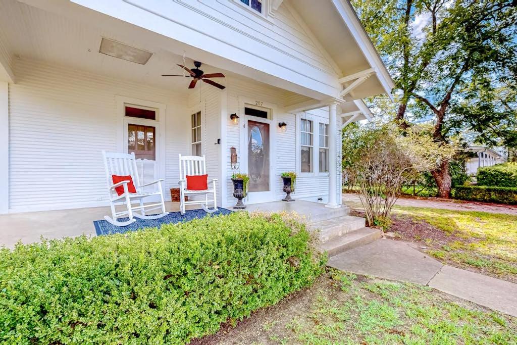 Enchanting Home with Fireplace, Full Kitchen, Patio, Central AC, & Washer/Dryer - B&B Fredericksburg