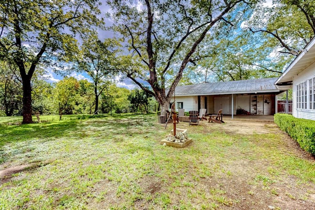 Enchanting Home with Fireplace, Full Kitchen, Patio, Central AC, & Washer/Dryer - Bed and Breakfast Fredericksburg