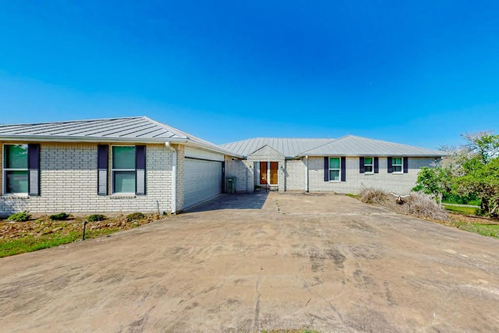 2-Story Home with Covered Patio, Balcony, Fireplace, Streaming, Great Views, W/D - B&B Kerrville