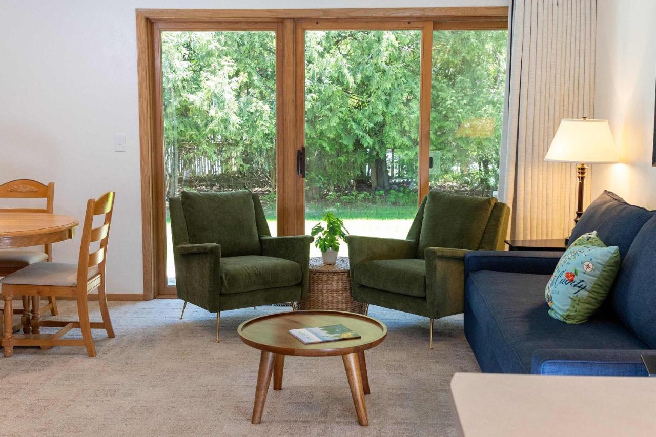 Relaxing Busy Bee C-7 by Simple Life Rentals - B&B Fish Creek