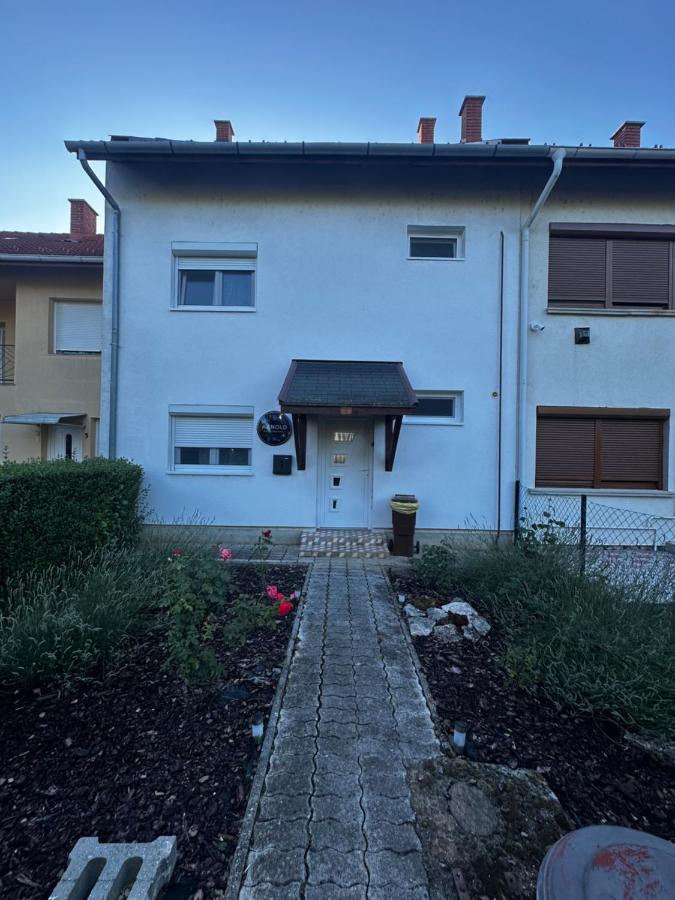 Arnold Apartmanház - Chambres d'hôtes Bük