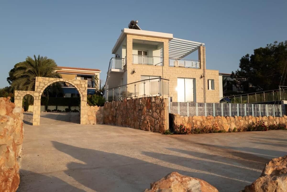 4 Bedroom Villa at the Sea - Bed and Breakfast Pégeia