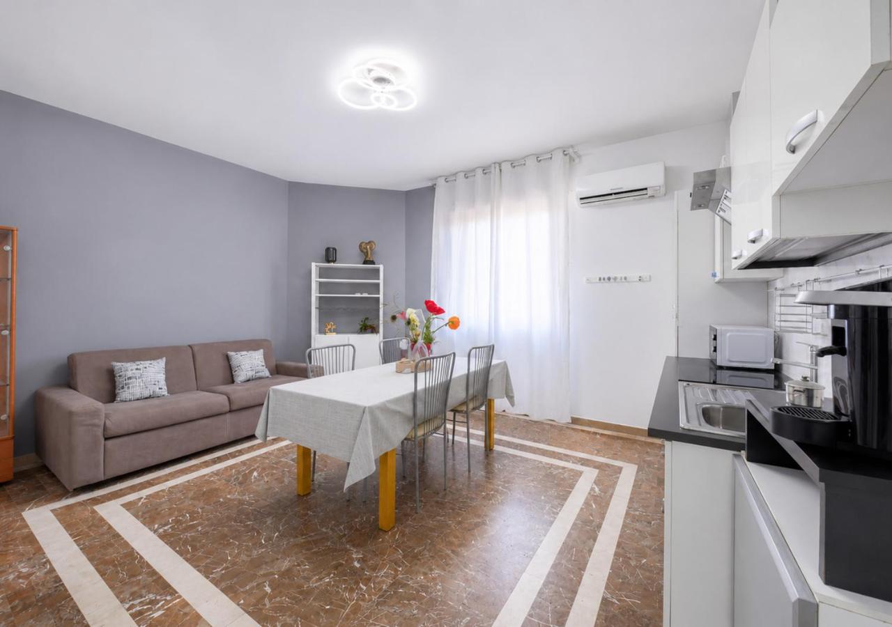 Casa Lisi - Moderno Appartamento con Parcheggio Privato - Chambres d'hôtes Sesto Fiorentino