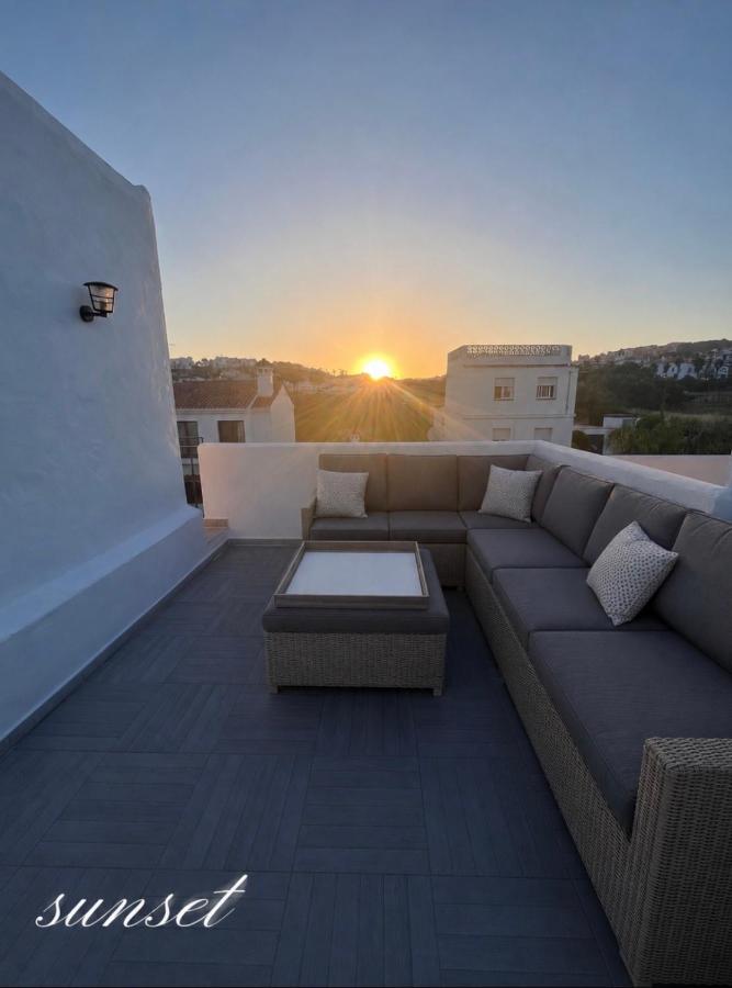 Beachfront Penthouse with Terrace and Sea Views - B&B Castillo de la Duquesa