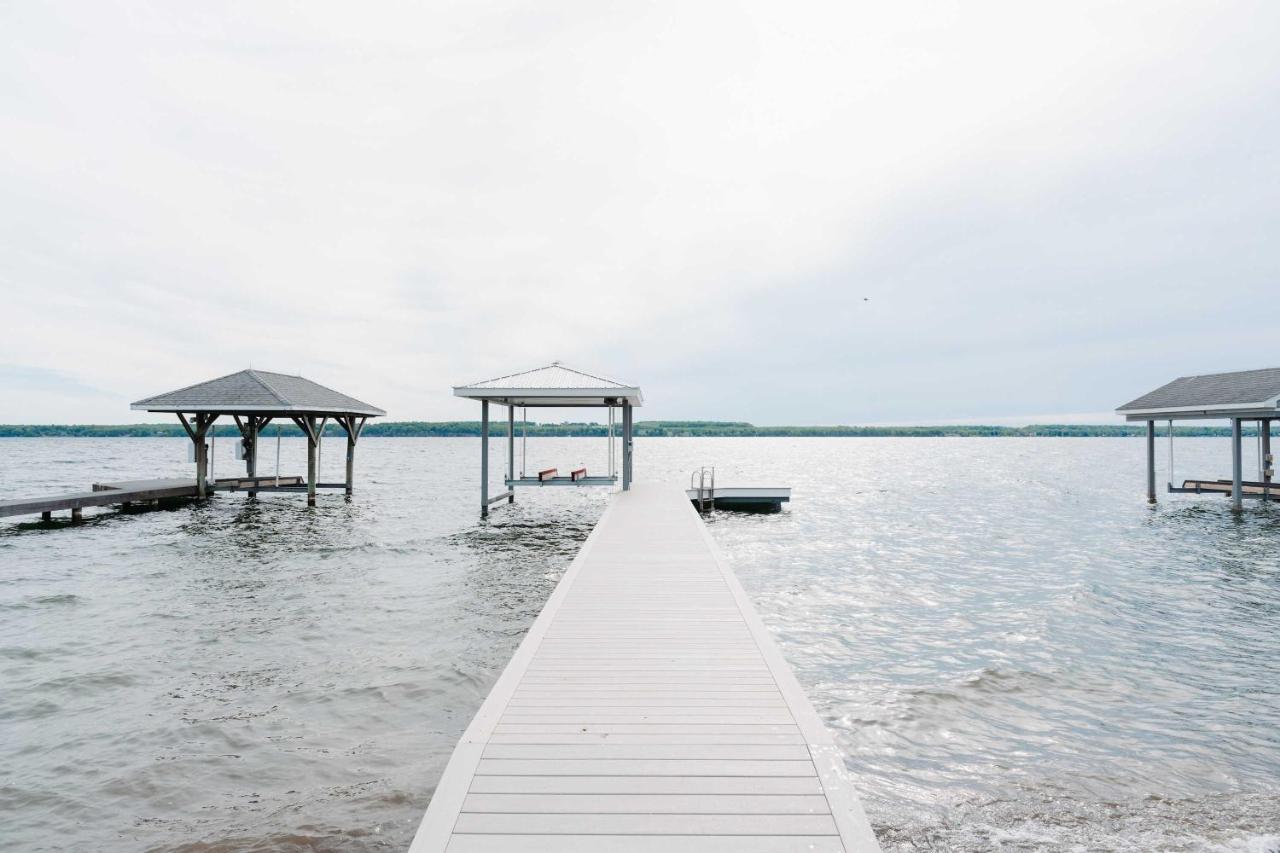 Katies Cottage Lakefront Stay with Hot Tub and Kayaks - B&B Geneva