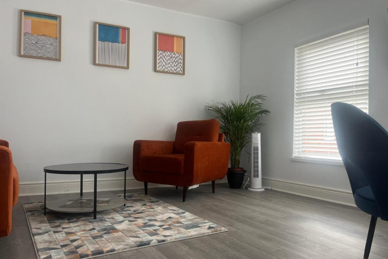 2 Bed Apartment Sleeps 4 - Free Parking - B&B Belfast
